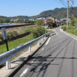 街道(小倉方面)と道標(東彼杵町彼杵宿郷837-10付近)