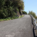 長崎街道。擁壁の上には畑がある。(東彼杵町彼杵宿郷955付近)