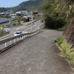 国道の向こう側の街道と撮影者の街道は本来は一本道だった。上から見ると、現在の街道は国道建設時に位置が微調整されたことが伺える。(東彼杵町彼杵宿郷955付近)