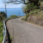 街道。後ろを見ると、やはり海がキレイ(東彼杵町彼杵宿郷962)