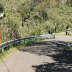 山の斜面のぐねった街道。小さな祠がみえる(東彼杵町彼杵宿郷1058-2付近)