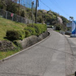 街道、上り坂。右に介護施設がある(彼杵宿郷1085付近)