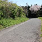 街道の下り坂。人工物があまりなく、比較的、かつての風景を遺していると思われる(東彼杵町千綿宿郷79付近)