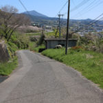 街道の下り坂。とても眺めが良い(千綿宿郷8-1付近)