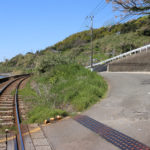 街道と線路が交差する。牛頭踏切。前方の坂は国道(千綿宿郷)