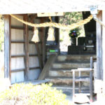 牛ノ頭壺日審上人霊場。祠の内部。お供え物からとても大切にされている様子がうかがえる(千綿宿郷859)