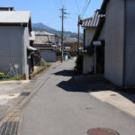 街道。少し進むと「旧土肥家」の屋敷がある(千綿宿郷1064付近)