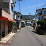 街道。左側、呉服店跡だろうか(千綿宿郷1296)