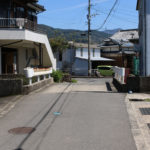 街道。小さな橋を越えると八反田郷(東彼杵町八反田郷997)