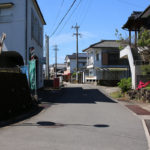 シャッター街の中、営業中の理容室がある(東彼杵町八反田郷998付近)