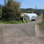 本来の街道は左。線路に阻まれ進めないので順路としては右になる。(瀬戸郷1181付近)