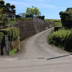 龍頭泉道標と街道(瀬戸郷1102-2)