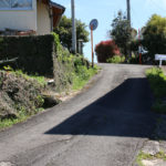 街道。前方に道標と六地蔵(瀬戸郷1266-1付近)