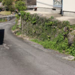 街道と道標。古く大きな石垣がある(瀬戸郷1266-1)