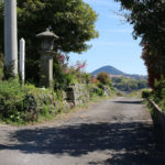 長崎街道。六地蔵と奥に鉢巻山(瀬戸郷859-3923)