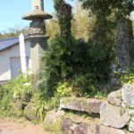 左・六地蔵、右・千部塔(瀬戸郷859-3923)