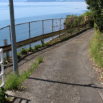 撮影者が立っている場所が街道。左に道標がみえるが、やや紛らわしい位置にある。海がとてもキレイ(瀬戸郷1331付近)