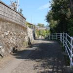 街道。武家屋敷のように石垣が整然と並んでいる(瀬戸郷1331付近)