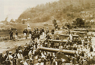 下関の前田砲台を占領する英国軍