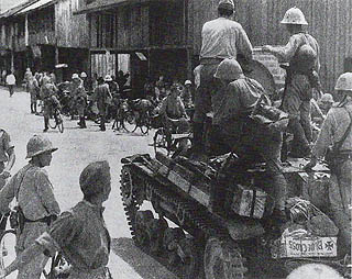 バタビア(現ジャカルタ)市街地をゆく日本軍戦車