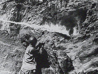 火焔放射器で洞窟内の日本兵を攻撃する米兵