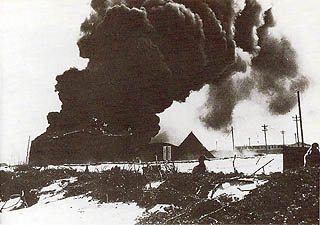 友永隊の爆撃で黒煙を上げるミッドウェー島の米軍施設