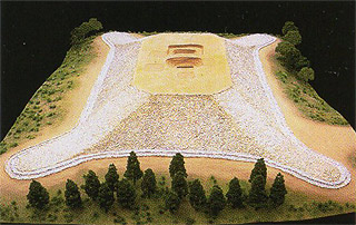 四隅突出型墳丘墓模型(島根県立古代出雲歴史博物館蔵)
