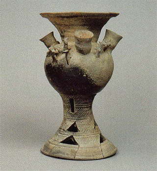 須恵器の台付装飾壺(古墳時代6世紀)