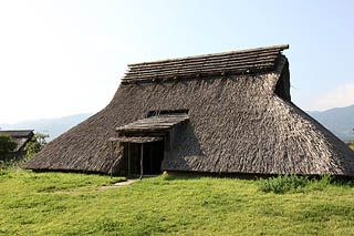 竪穴式住居外部(佐賀県吉野ケ里遺跡)