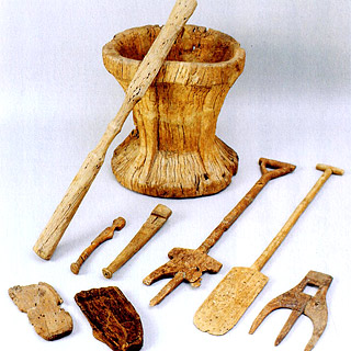 吉野ケ里遺跡の臼と杵と農具