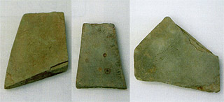 下稗田遺跡で出土した弥生時代の硯とみられる板石(所蔵行橋市教育委員会)