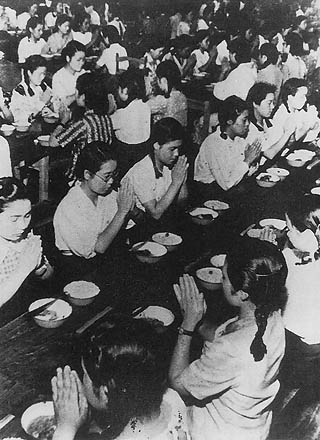 夕食につく豊川の女子挺身隊員たち