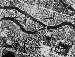 投下前に米軍ば撮影した広島の投下地点・相生橋周辺の爆心地
