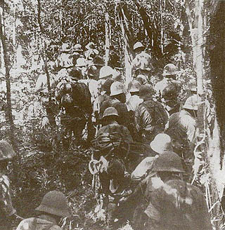 ジャングルを切り拓きながら、タイからビルマへ侵攻する日本軍