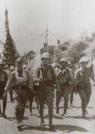 戦友の遺骨と共にラングーン市へ入る日本軍