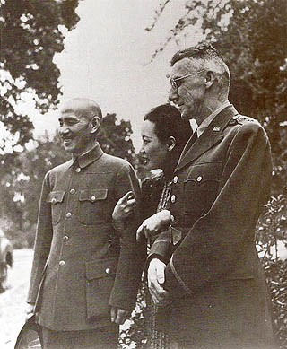 左から蒋介石、蒋介石夫人 宋美齢、スティルウェル将軍