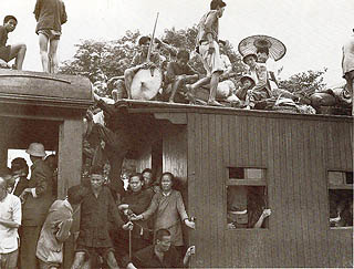 日本軍来襲の報に、桂林南駅から脱出する中国人