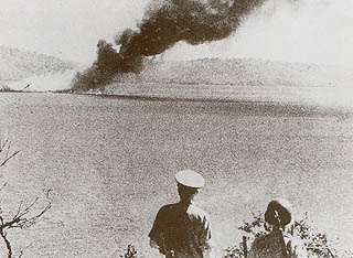 日本軍に爆撃されたポートモレスビー港の船舶