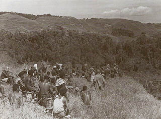 ガ島の上陸地点から山中の米軍陣地へ物資を運ぶ現地住民