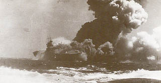 魚雷攻撃を受けて炎上する米空母「ワスプ」