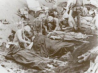 輸血を受ける米兵