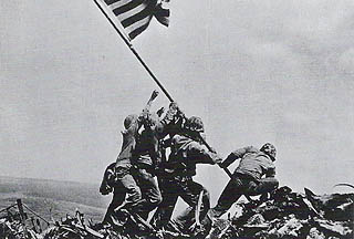 摺鉢山に星条旗を掲げる5人の米兵