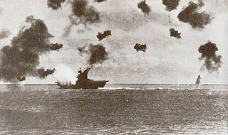 飛龍攻撃隊の必死の雷撃が、米空母「ヨークタウン」の左舷に命中した瞬間