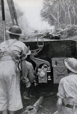 速射砲で攻撃される日本軍戦車