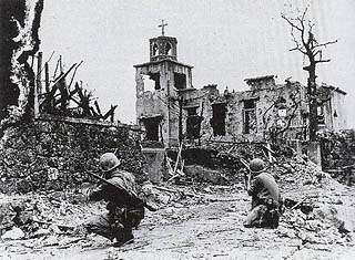 首里付近の教会で戦闘中の米兵