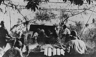 バターン半島攻略戦で火を噴く日本軍の大砲