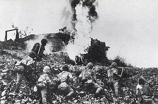 米比軍陣地を火焔放射器で攻撃する日本軍