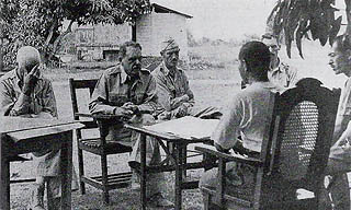 バターン半島総指揮官キング少将と日本軍首脳
