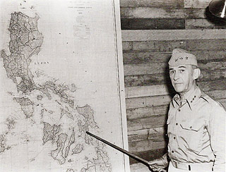 フィリピン奪還作戦打ち合わせ中の司令官ウォルター・クルーガー陸軍中将